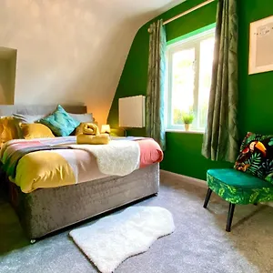 Stylish Beachside Haven: 2-bedroom Near Bournemouth